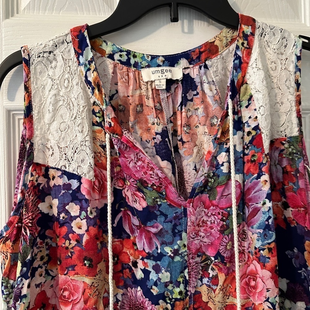 Floral Sleeveless Dress with Lace Detail - Picture 3 of 9